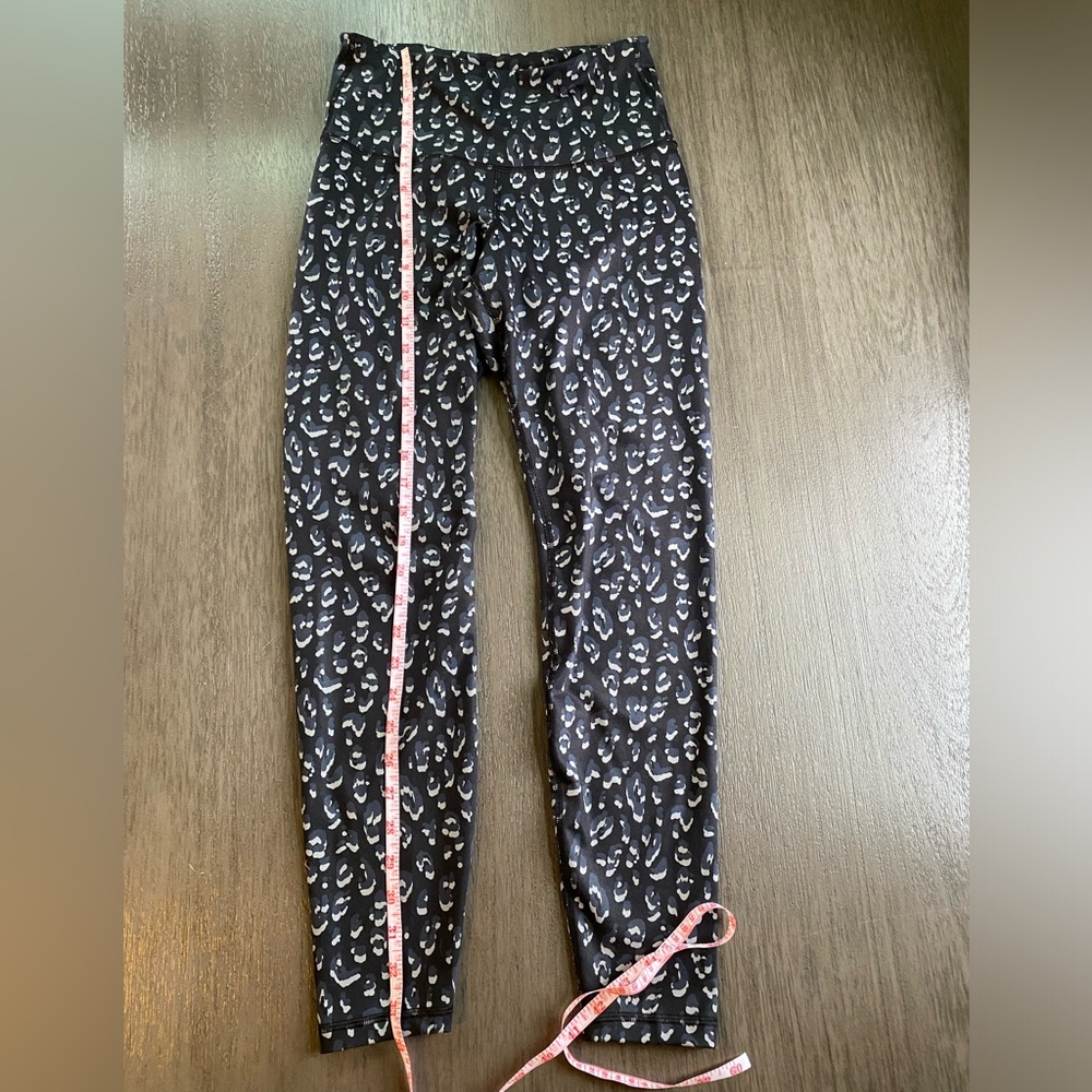 Old Navy Active, go-dry XS black and grey leopard print elevate leggings. - Picture 3 of 7
